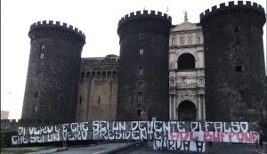 FOTOGALLERY - Curva A tappezza Napoli di insulti ad ADL: "Rispetta la città, infame senza dignità. Buffone, resti il solito pappone"