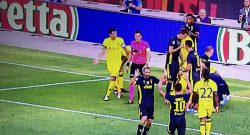 Chievo-Juventus, Chiellini-Dybala esultano con Sorrentino svenuto: è polemica [VIDEO]