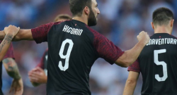 SKY - Higuain è arrabbiato, si sente scaricato: sta spiegando ai compagni come battere il Napoli
