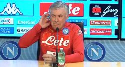 Ancelotti fa il gesto dell'orecchio: "Capisco Mourinho, 90 minuti di insulti non fanno piacere"