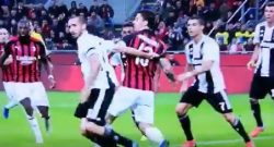 Clamoroso a San Siro: Chiellini butta giù Romagnoli in area, ma Mazzoleni fischia a favore della Juve! [VIDEO]