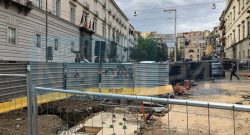 PSG arriva a Napoli, ma le istituzioni non aiutano: la strada che ospiterà il ritiro è un cantiere a cielo aperto [FOTO CN24]