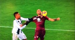 Torino-Juve, clamoroso rigore netto non fischiato su Zaza: neanche visionato al VAR! [VIDEO]