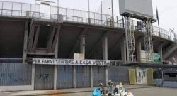 "Per farvi sentire a casa vostra". Sacchetti di spazzatura davanti al settore ospiti di Bergamo: fake news o realtà? [FOTO]