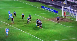 Super gol di Milik su punizione, raddoppio azzurro! Napoli 2 Lazio 0 [VIDEO]
