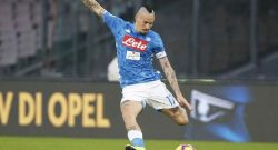 Primo cambio Napoli, standing ovation per Hamsik che lascia il campo a Diawara: il capitano ringrazia portando la mano sul cuore
