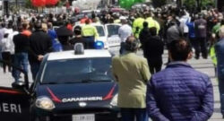 Coronavirus Campania, focolaio in tre famiglie di Saviano dopo i funerali proibiti del sindaco: in isolamento 12 positivi