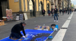 Un madonnaro disegna Maradona in Via Toledo a Napoli ed in un'ora e mezza racimola 300 euro [FOTO E VIDEO CN24]