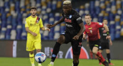 Osimhen voleva tirare il 2º rigore contro il Bologna: la reazione del nigeriano, Koulibaly lo consola [VIDEO]