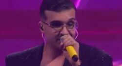 Striscia La Notizia prende in giro Geolier: "C'è un interprete in sala?". Scoppia il putiferio